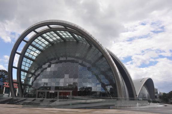 O prédio futurista da NAPA (National Academy of Performing Arts) em Port of Spain, capital de Trinidad e Tobago